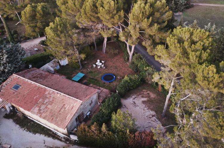 Vue aérienne par drone du jardin de la petite maison sous les pins